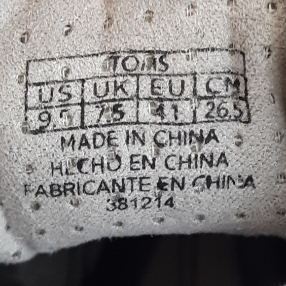 NWOT. TOMS LACE UP GRAY SNEAKERS - Picture 14 of 15